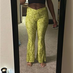 VERY CUTEEE Urban Outfitters UO Flare Velvet Printed Pants
